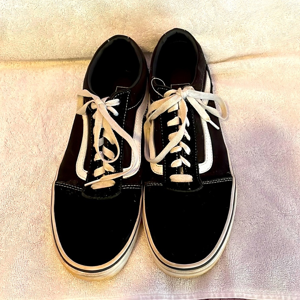 Men’s Vans size 9 1/2 Black with White ribbon